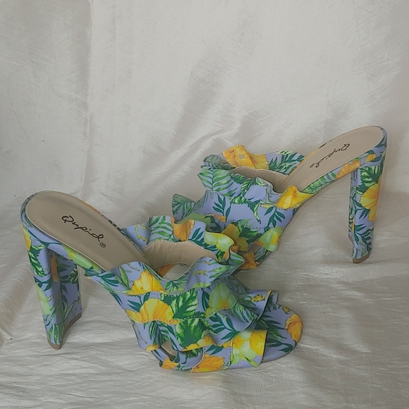 Qupid Shoes - Women's Floral Pattern Heels